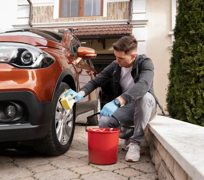 Lavage auto à domicile Cognat-Lyonne : professionnel intervenant sur un véhicule